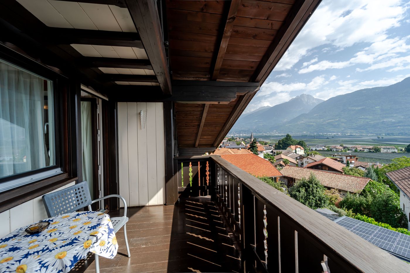 Sitzplatz auf dem Zimmerbalkon mit Blick ins Tal