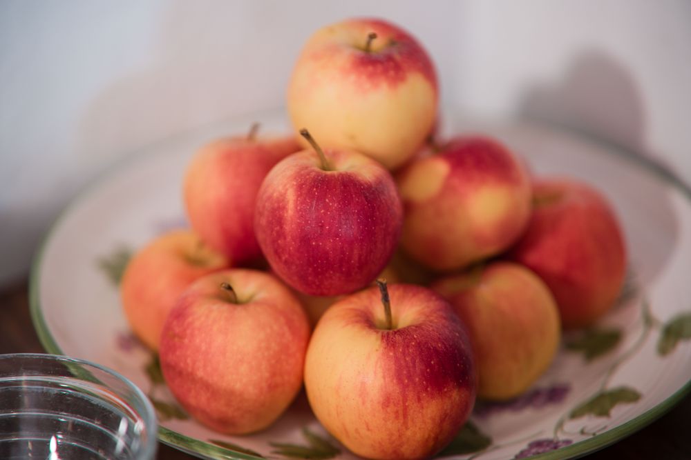 Mele fresche su un piatto