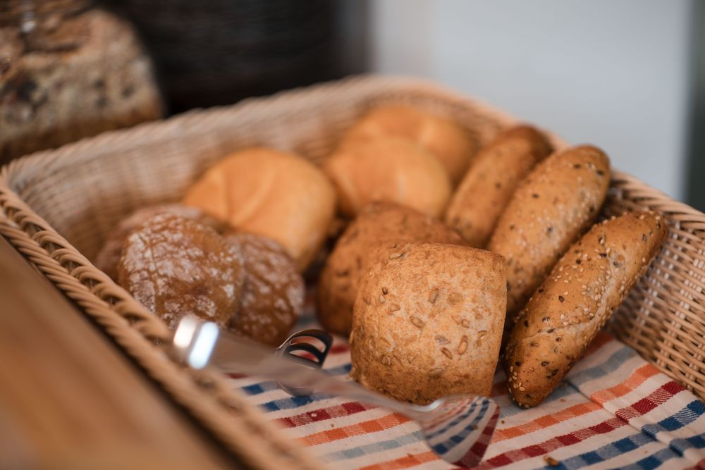 Pane e panini freschi nel cestino