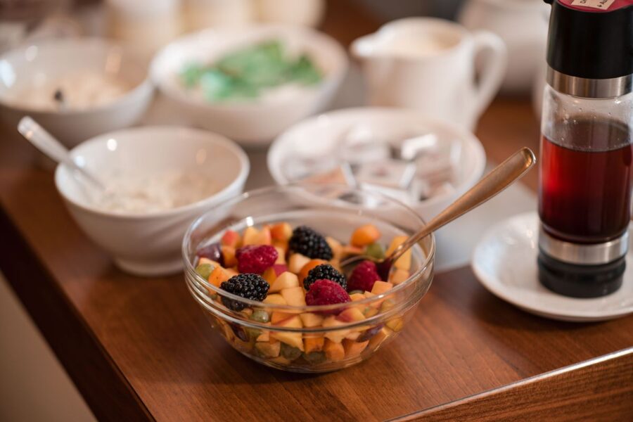 Buffet della colazione con macedonia, yogurt e succhi