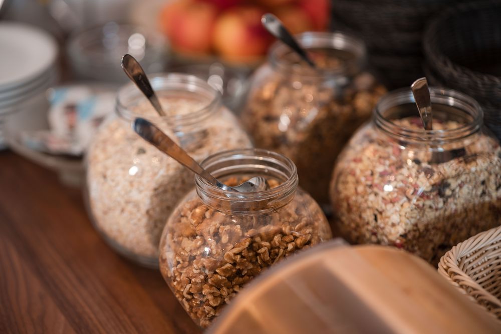 Muesli e cereali nei barattoli