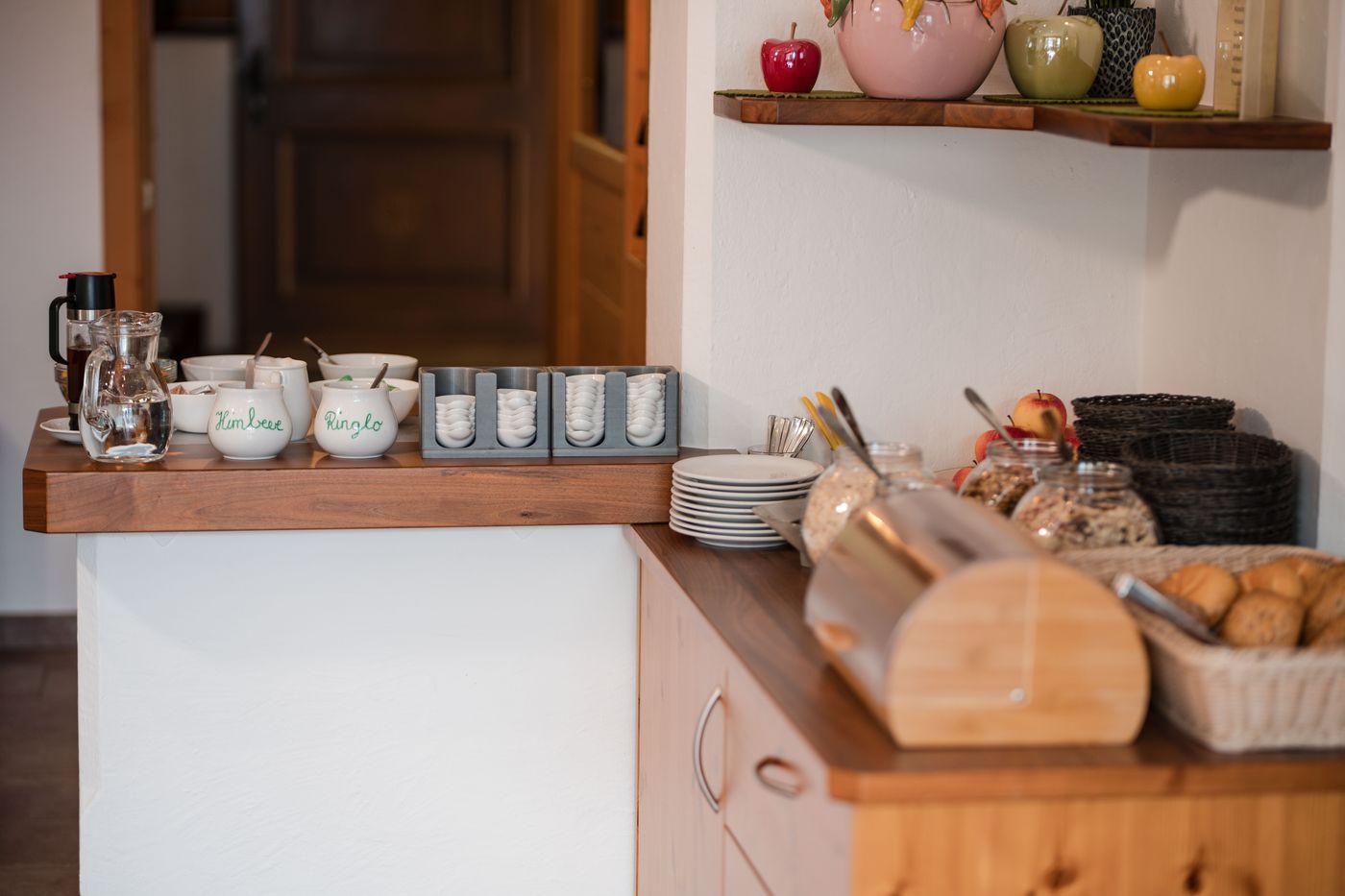 Angolo colazione con caffè, tè, pane e frutta