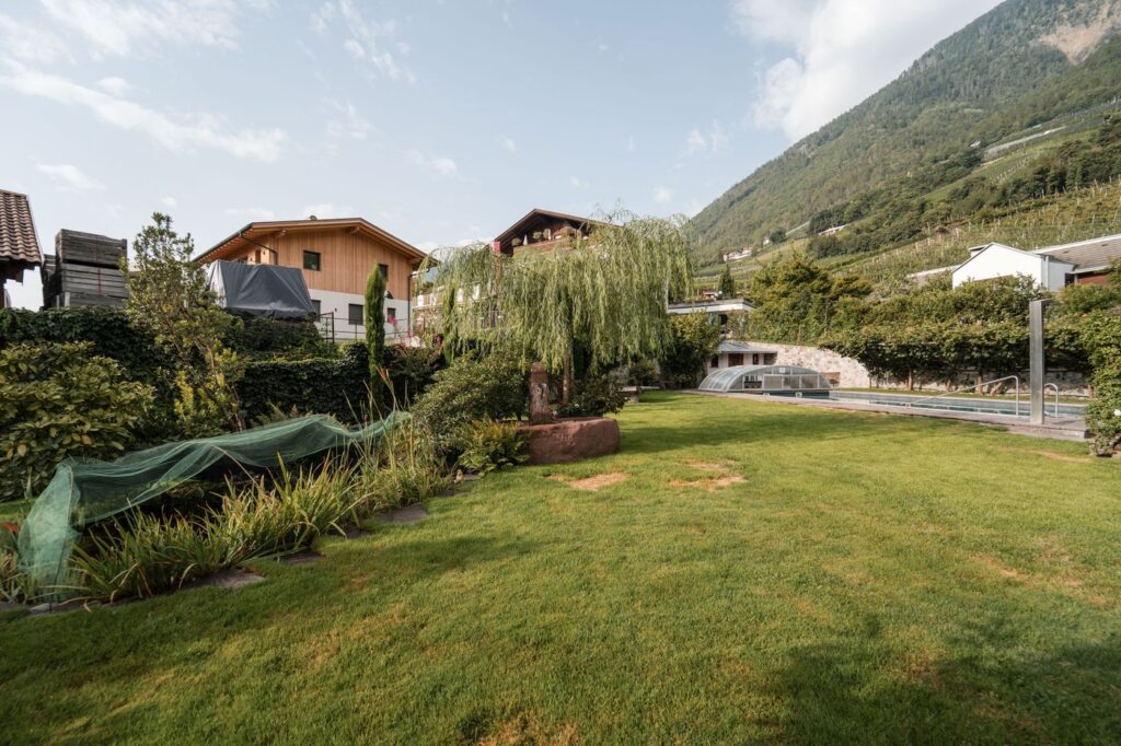 Garten der Pension mit Blick auf die Berge