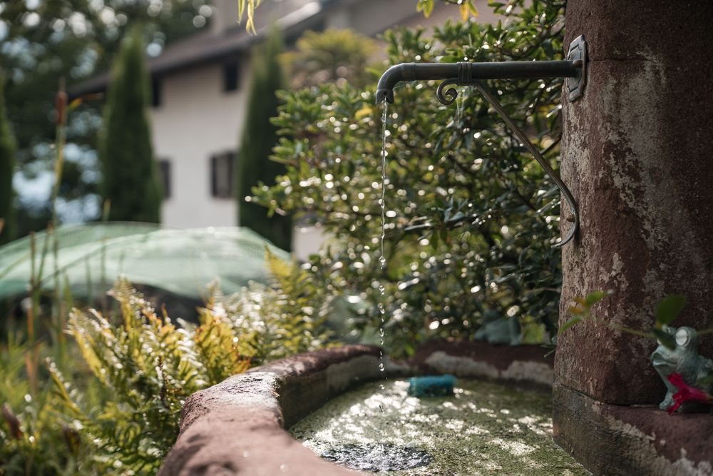 Steinbrunnen im Garten