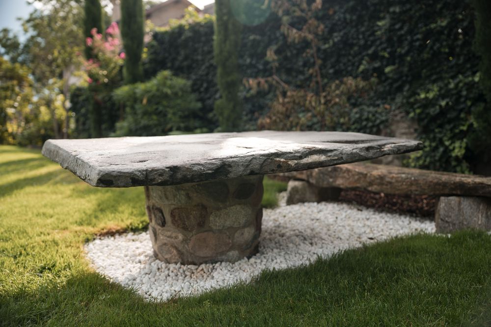 Steintisch im Garten