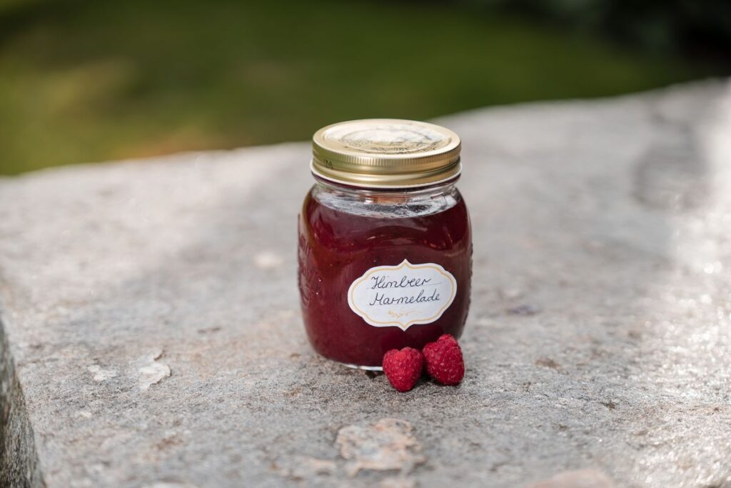 Marmellata di lamponi fatta in casa con lamponi freschi
