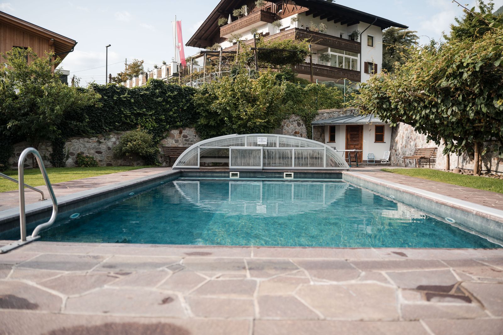 Beheizter Pool mit Überdachung und Liegewiese
