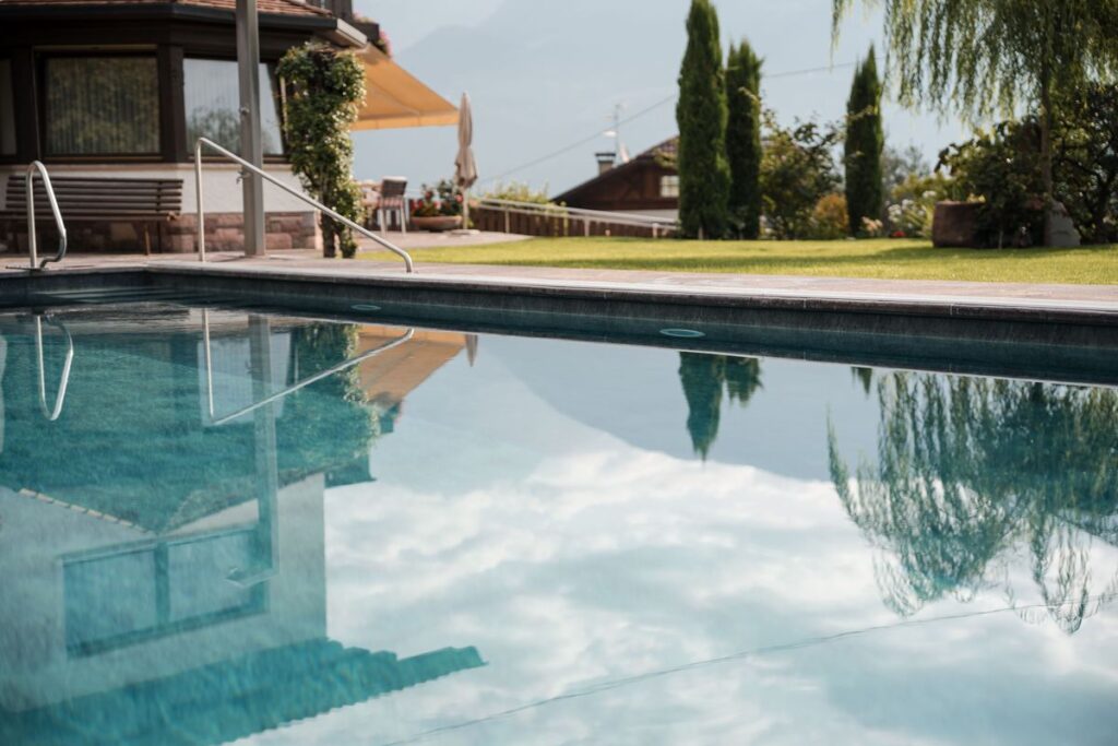 Pool mit Spiegelung des Himmels