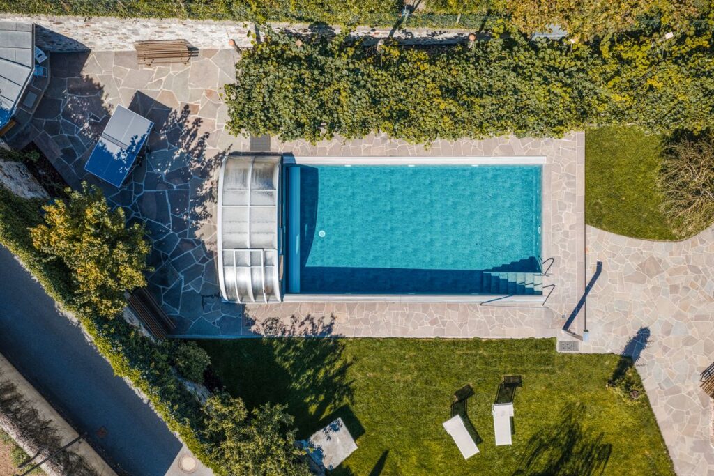Der Pool mit Überdachung von oben gesehen