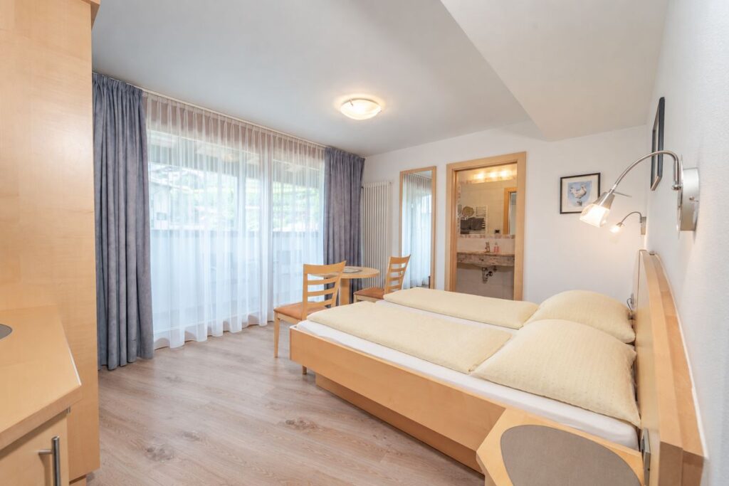 Einzelzimmer mit Bett am Fenster