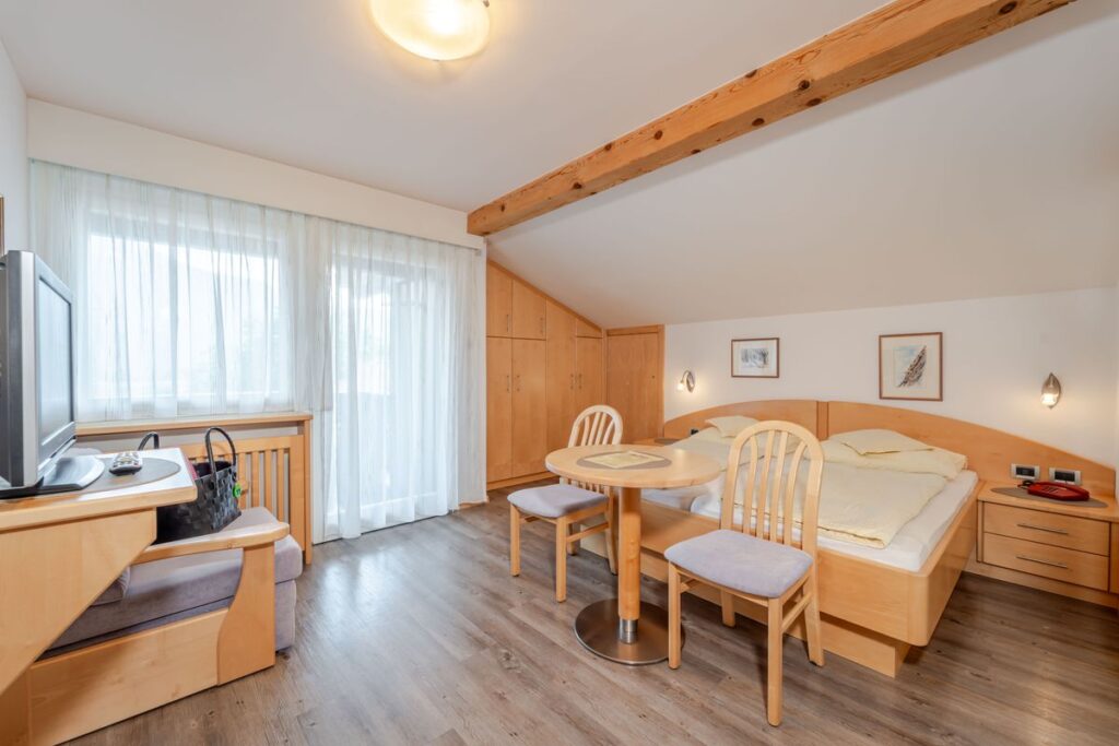 Komfortzimmer mit Doppelbett und Sitzecke