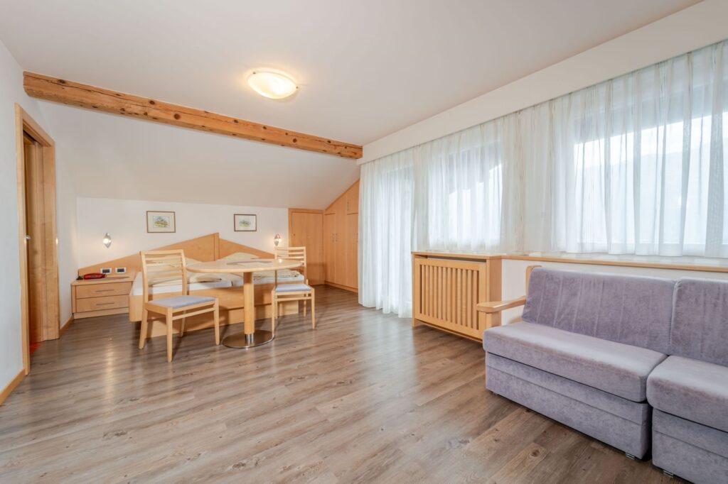 Luxuszimmer mit Doppelbett, Sitzecke und Sofa