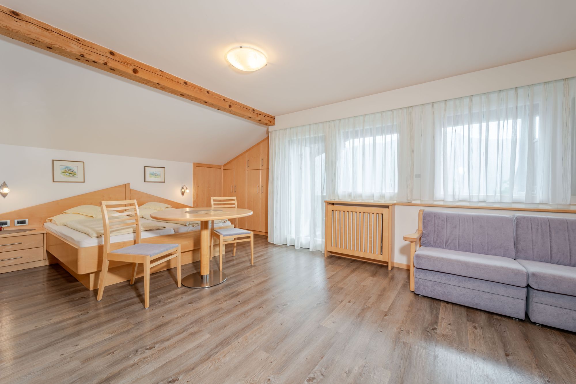 Helles Luxuszimmer mit Doppelbett, Sitzecke und Sofa