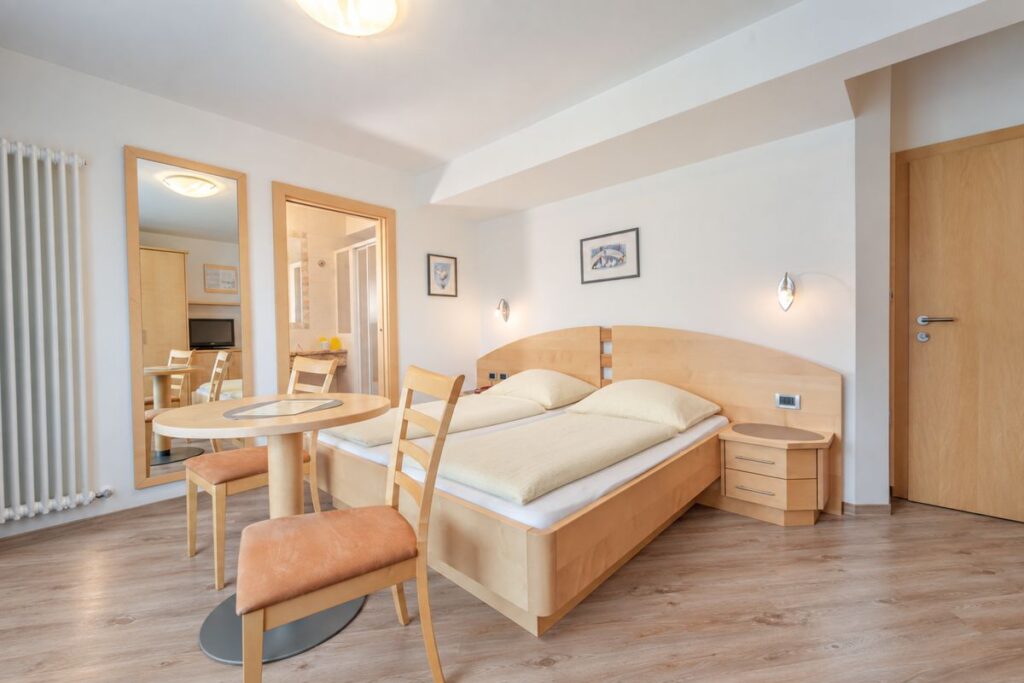 Südzimmer mit Doppelbett und kleinem Tisch
